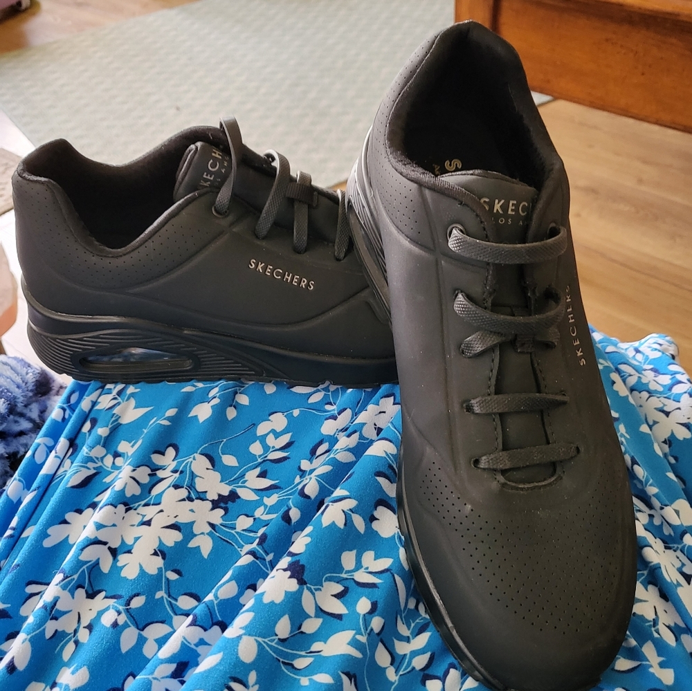 Womens Skechers size 11